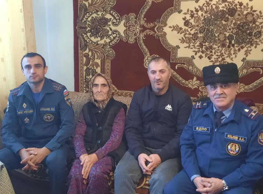 Специалисты Центра соцобслуживания Дахадаевского района принимают участие в мероприятиях по установке пожарных извещателей в домах подопечных